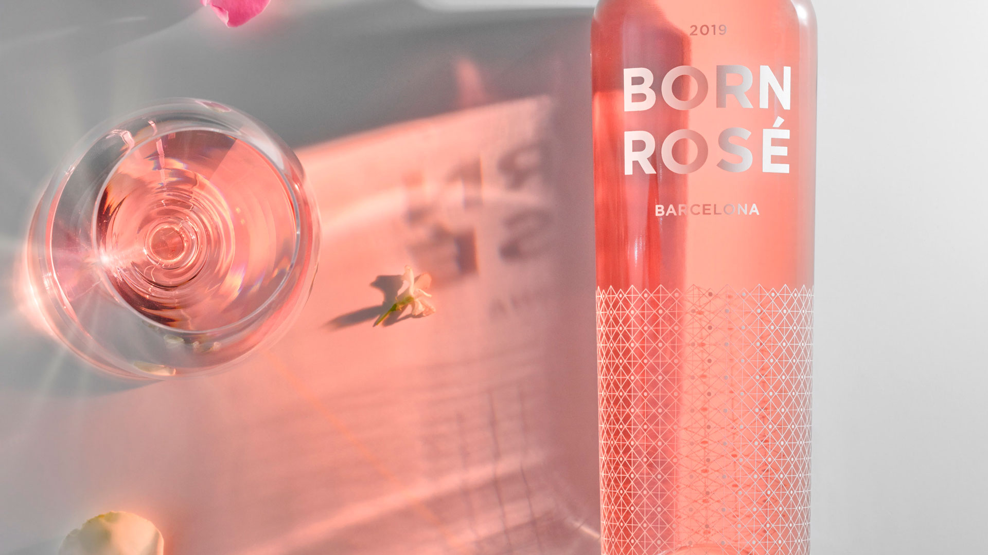 Disfruta la vida en rosa con Born Rosé
