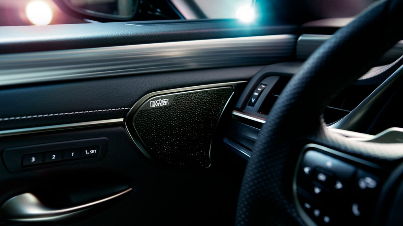 El nuevo ES 300h con audio Mark Levinson