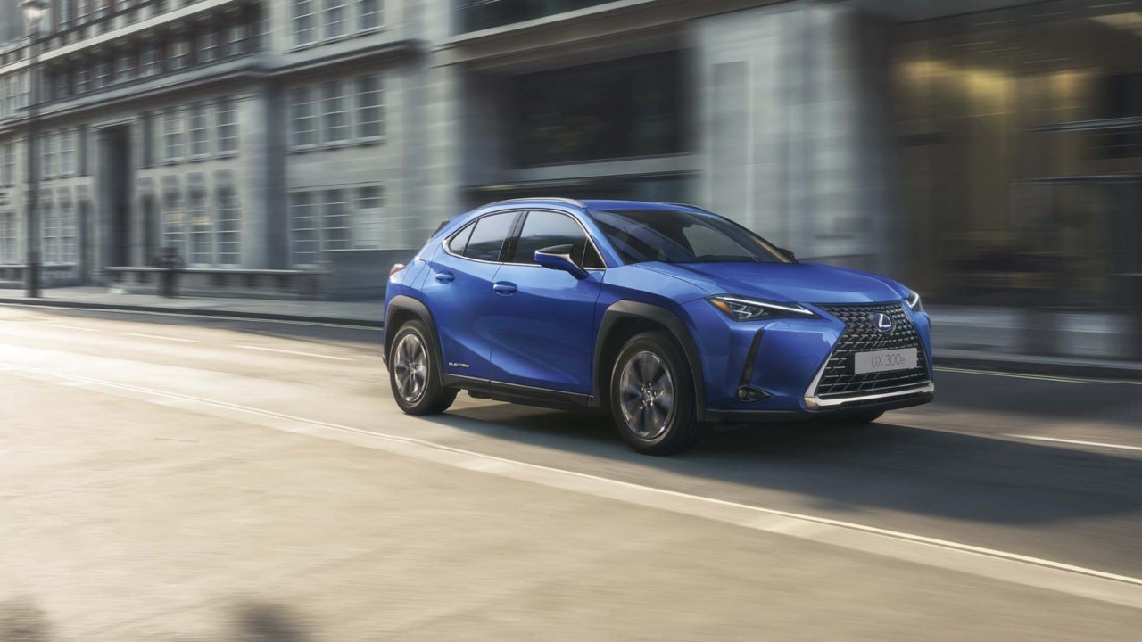 Lexus UX 300e driving in a city 