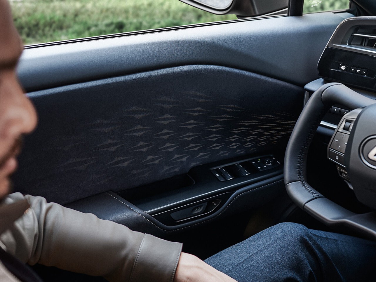 2022-lexus-rz-campaign-presales-int-feature-overlay-space-and-comfort-mood-selector-4x3-1440x1080