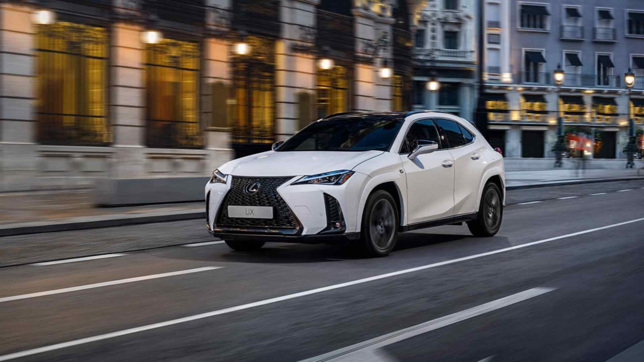 El Lexus UX conduciendo en un lugar de la ciudad