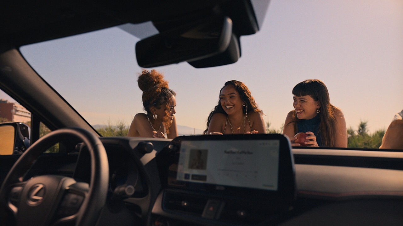 Joy Crookes y Lexus UX