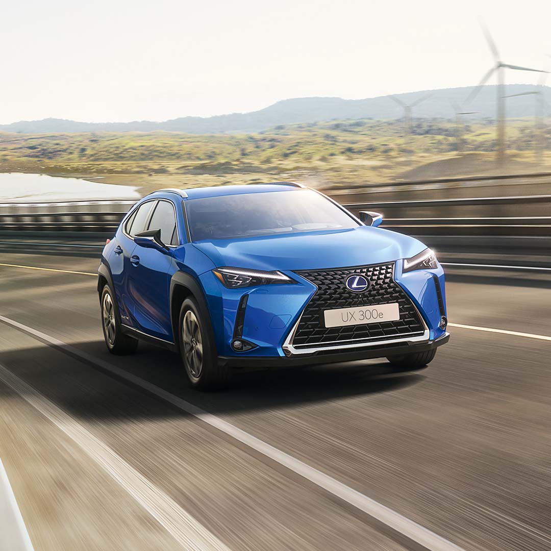 lexus ux rodando en la carretera