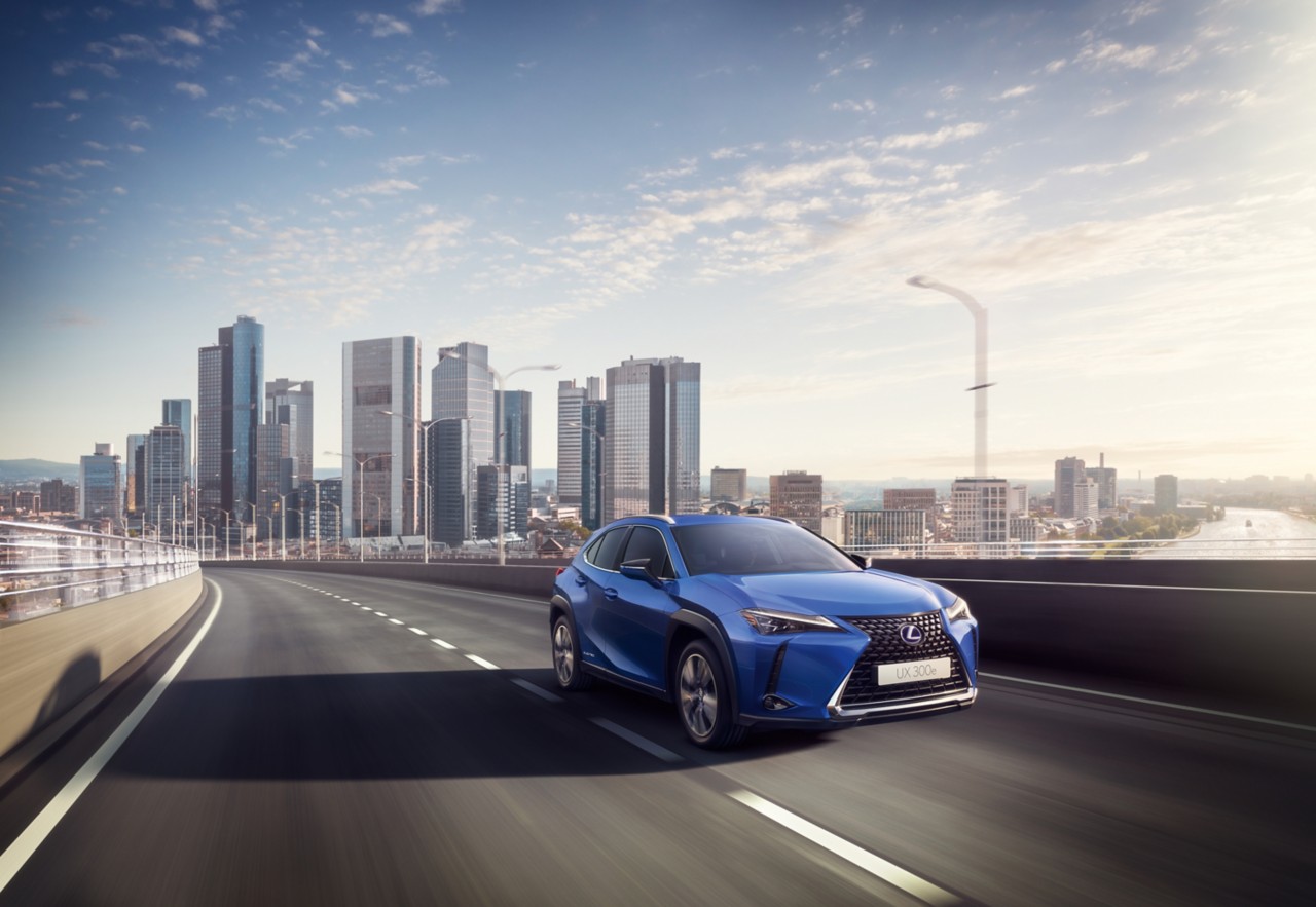 modelo de lexus ux en la carretera 